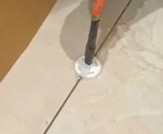 双台子瓷砖空鼓维修公司专业解答瓷砖在铺贴过程中，如果没有涂抹均匀到位的粘结材料（如水泥砂浆或瓷砖胶），可能会导致以下问题