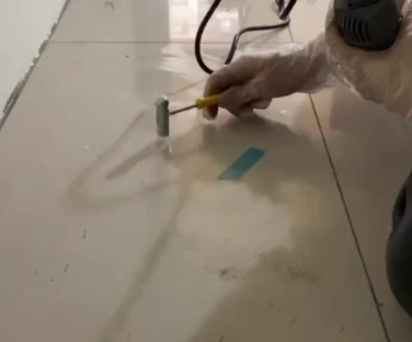 双台子瓷砖开裂维修公司专业分享瓷砖在铺贴前如果没有沥干水分，将会导致以下问题